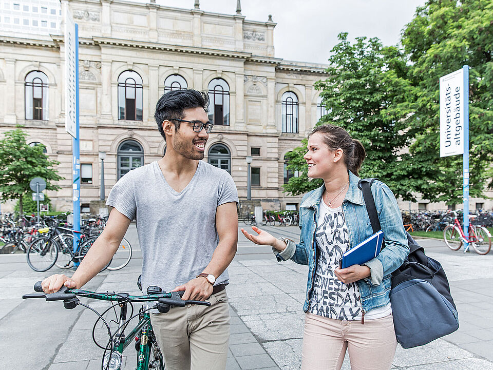 Studierende auf dem Universitätsplatz