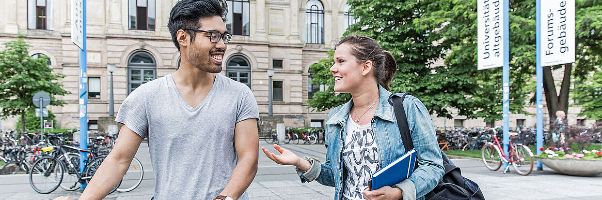 Studierende auf dem Universitätsplatz 