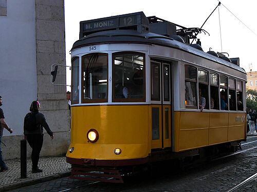 Gelbe Straßenbahn in Lissabon