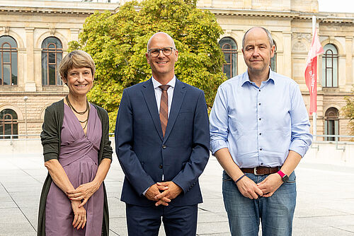 TU-Präsidentin Angela Ittel mit Prof. Kai Richter (m.) und Prof. Markus Böl, Dekan der Fakultät Maschinenbau