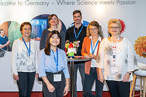 Gruppenbild der deutschen Delegation am Stand von "Research in Germany" beim Festival ESOF22 in Leiden, Niederlande.