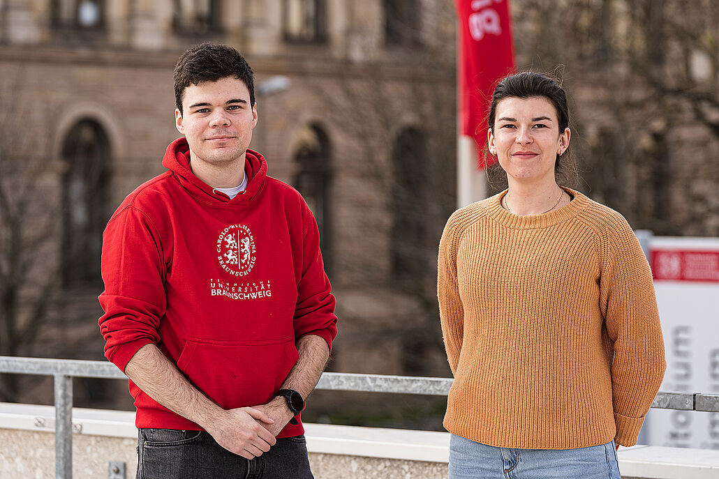 Irina Ihnatenko und Ihor Filatov stehen vor dem Altgebäude der TU Braunschweig