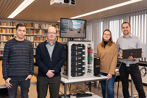 Prof. Ernst und sein Team mit dem Demonstrator im Institut für Datentechnik und Kommunikationsnetze (IDA)