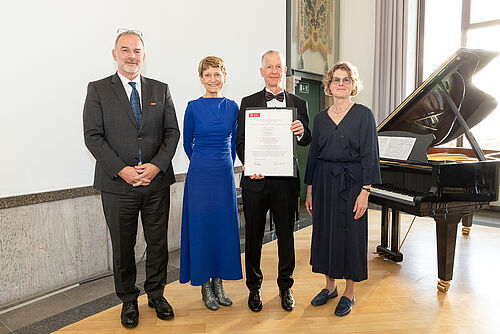 Professor Rainald Löhner mit (v.l.) Vizepräsident Professor Manfred Krafczyk, TU-Präsidentin Angela Ittel und Professorin Antje Schwalb, Dekanin der Fakultät Architektur, Bauingenieurwesen und Umweltwissenschaften. 