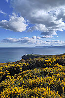 Im Vordergrund sieht man den Leuchtturm auf der Halbinsel Howth im County Dublin. Am Horizont ist die Landschaft des County Wicklow zu erkennen. 