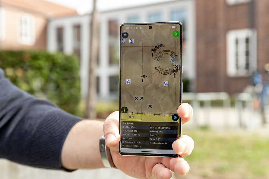 Vorführung am 15. Oktober 2026 in Braunschweig: Schatz- statt Leitungssuche mit der egeniouss-Technologie. Vor allem in eng bebauten städtischen Umgebungen kann mit egeniouss zuverlässier und präziser navigiert werden, auch dann, wenn das GPS-Satellitensignal schwach ist oder ausfällt.