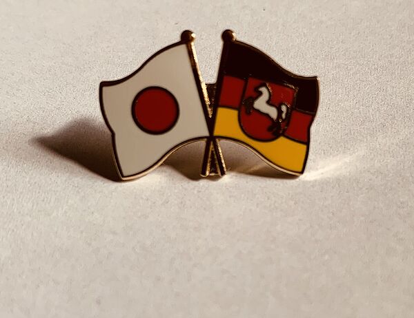 Fahne Japan - Deutschland mit Wappen Niedersachsen
