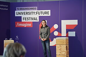 Eine Referentin auf der Bühne des UFF