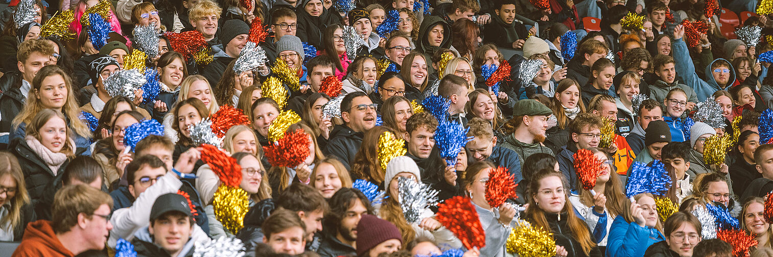 Studierende bei der Erstsemesterbegrüßung im Stadion der Eintracht Braunschweig  