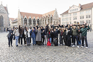 Gruppenfoto der internationalen Studierenden auf dem Altstadtmarkt in Braunschweig.