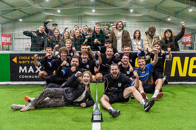 Siegermannschaft mit Pokal