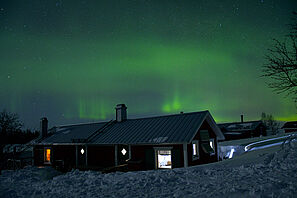 Polarlichter über einer Hütte auf Brändöskär, der äußersten Insel des Archipels vor Luleå im schwedischen Teil Lapplands.