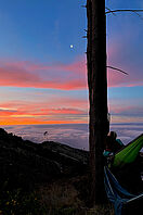 Eine Hängematte hoch oben auf einem Berg auf Madeira bei Sonnenaufgang. 
