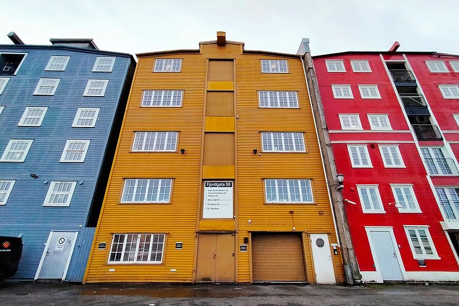 Farbige Holzhäuser wohin man auch blickt. 