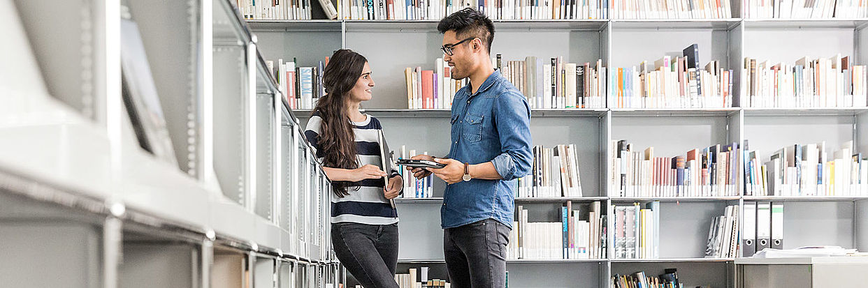 Studierende in der Bibliothek 