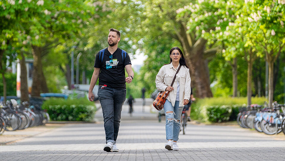 Studierende auf Campus