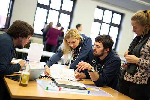 Studierende bei einem Planspiel