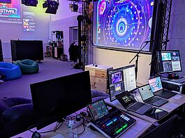 Verschiedene Mischpulte und Computer