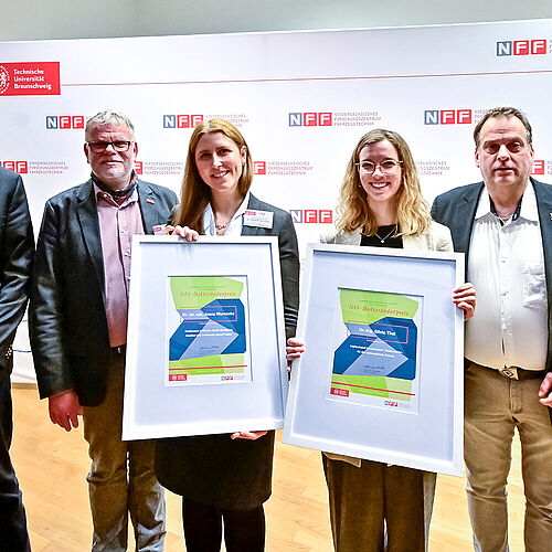 Die Preisträgerinnen Joana Warnecke (3.v.l.) und Silvia Thal mit Prof. Thomas Vietor (NFF-Sprecher, l.) sowie Prof. Thomas M. Deserno (PLRI, 2.v.l.) und Prof. Roman Henze (Institut für Fahrzeugtechnik).