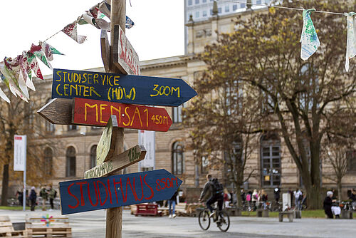 Auf dem Universitätsplatz im Herbst