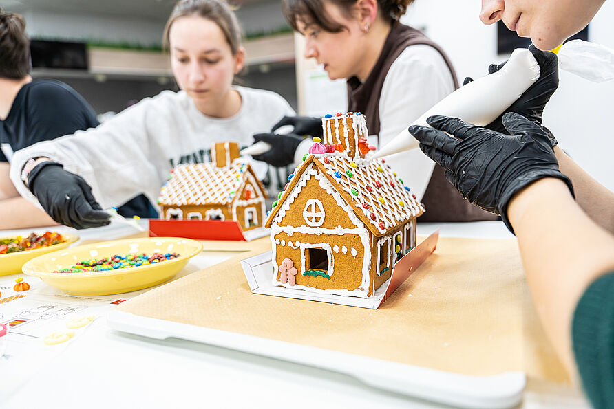 Studierende bauen gemeinsam Lebkuchenhäuser #2