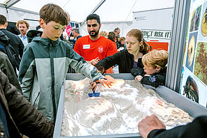 Die Augmented Reality Sandbox des Instituts für Angewandte Mechanik zog Jung und Alt an.