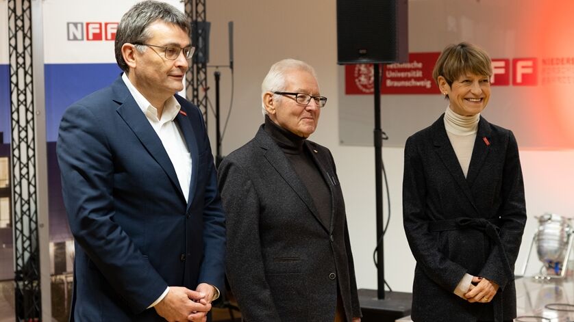 Thomas Vietor (l-r), Udo-Willi Kögler und Angela Ittel während der Feierlichkeiten anlässlich der 15. Geburtstags des NFF am Nikolaus-Dienstag (06.12.2022) im NFF in Braunschweig. Foto: Florian Kleinschmidt