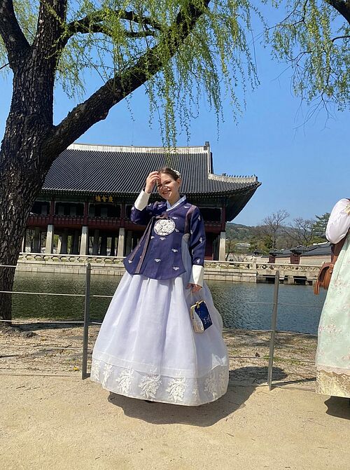Seoul hat viele Paläste, die einen Besuch wert sind. Die traditionelle Kleidung von früher, in der ihr mich hier seht, macht den Besuch noch viel magischer.
