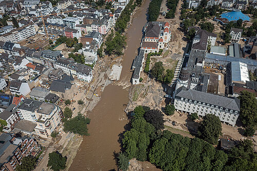 Die Stadt Bad Neuenahr-Ahrweiler im Ahrtal nach der Flut 2021