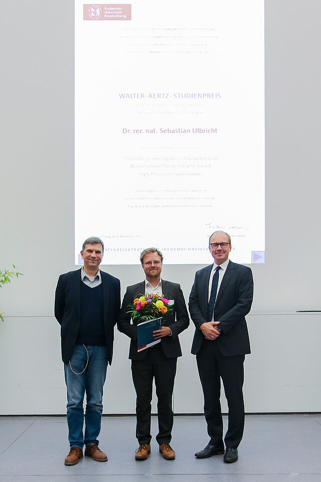 Preisträger Dr. rer. nat. Sebastian Ulbricht mit Laudator Prof. Andrey Surzhykov und Dekan Prof. Markus Henke