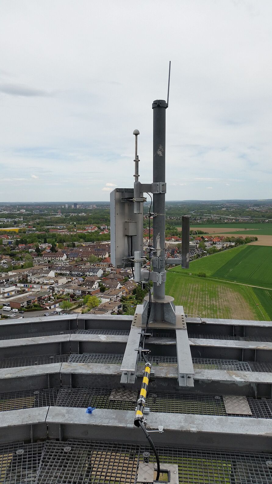 The installation of the transmitter on the platform 