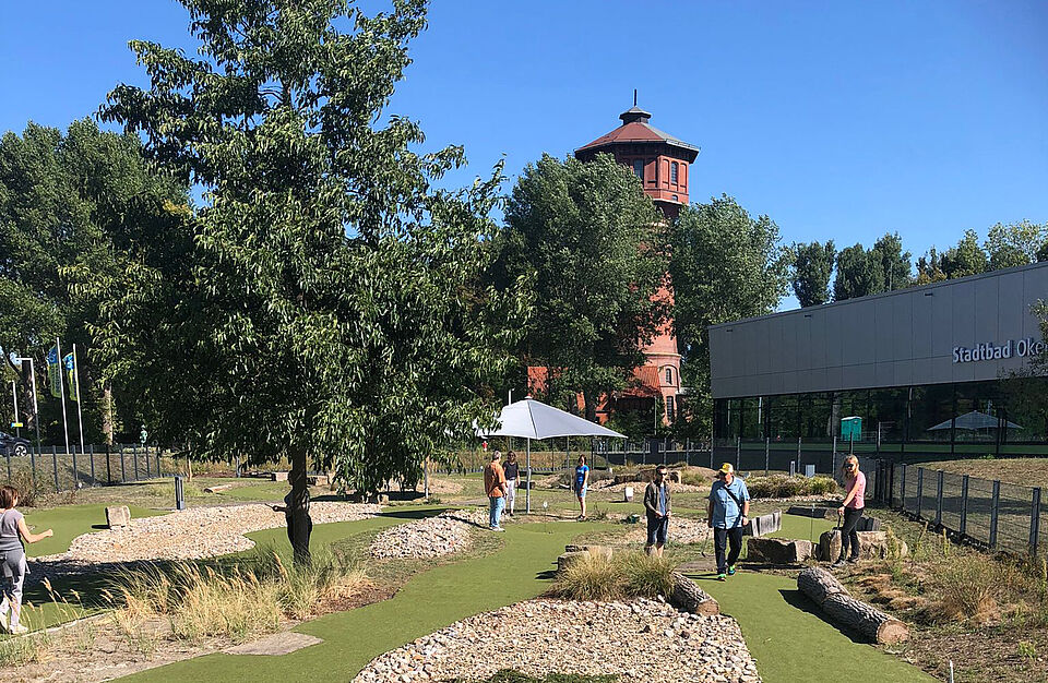 Gruppe beim Minigolf Spielen