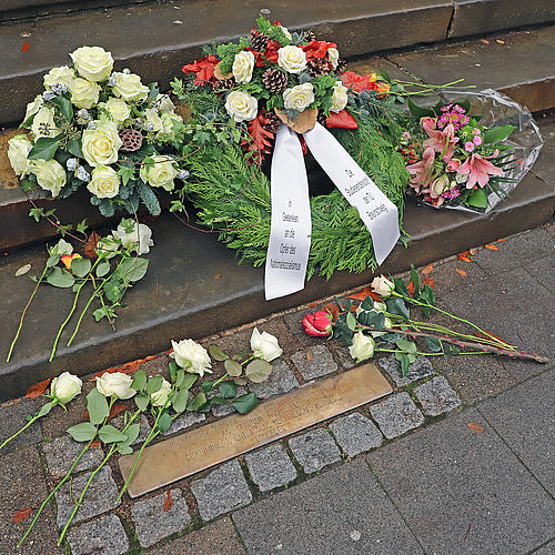 Kranzniederlegung an der Stolperschwelle 2019