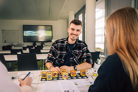 Studierende im Laboratory for Emerging Nanometrology LENA
