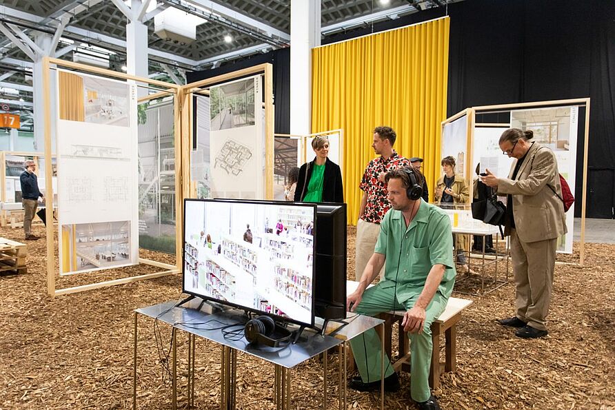 Die Ausstellung zu den EUmies Awards 2024 ist im Victòria Eugènia Palast in Barcleona eröffnet worden und zeigt alle 362 nominierten Werke aus 38 Ländern der besten europäischen Architektur der letzten zwei Jahre bilden. Die Ausstellung wird dann ihre Europatournee mit einer Eröffnung im Casa de la Arquitectura (Madrid) im Juli und im Architekturzentrum Wien (Wien) im Oktober beginnen.