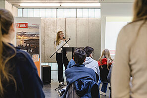 Eine Studentin hält während der Outgoing-Messe einen Vortrag über ihre Auslandserfahrungen. 