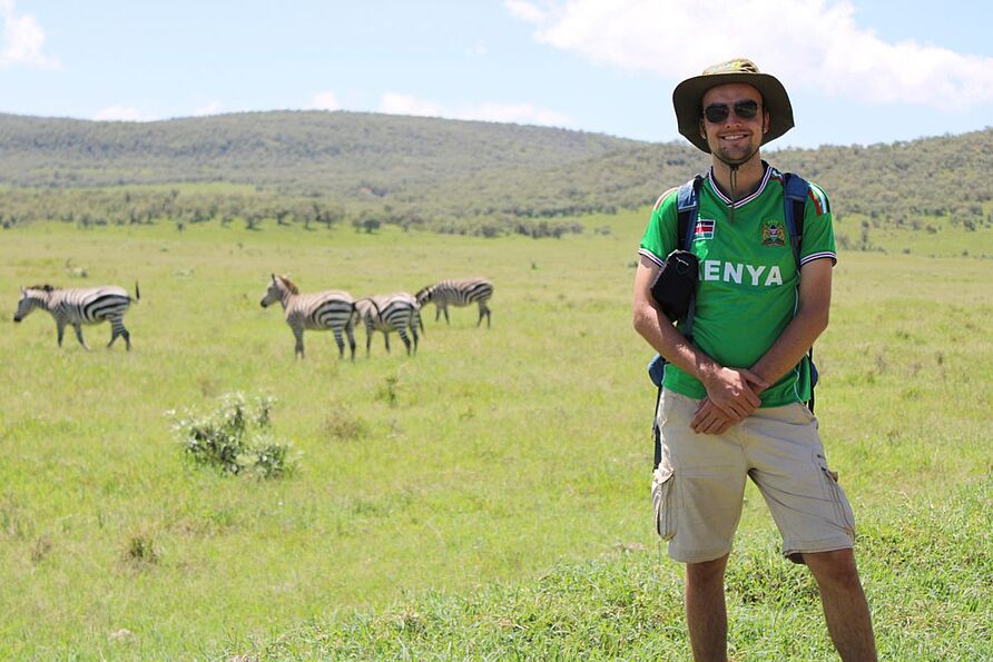 Hier seht Ihr mich auf einer meiner zahlreichen Wanderungen. Dabei hab ich schon einige Male am Wegesrand Zebras (so wie hier), Giraffen oder Antilopen gesehen.