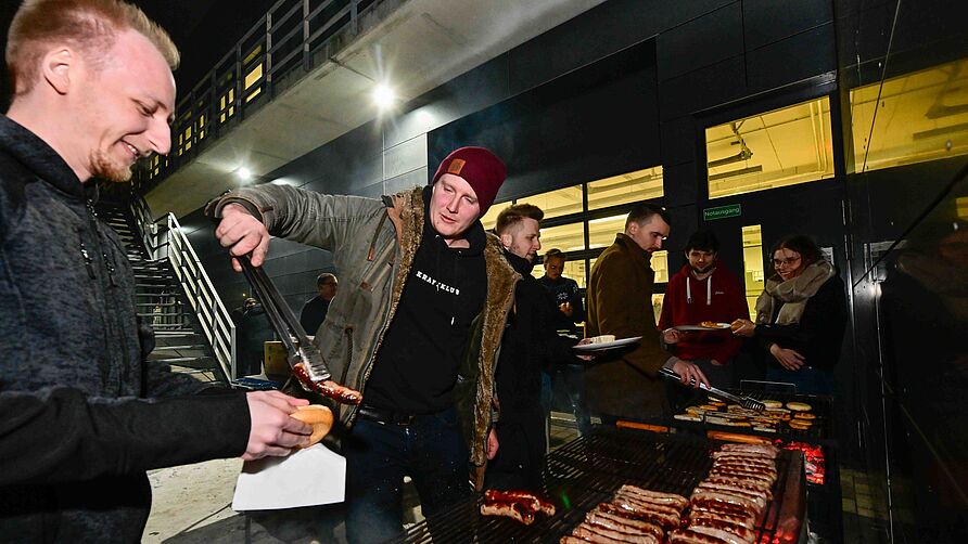 Infoabend für Studierende der Fahrzeugtechnik am NFF am 28.01.2026: Grillen hinter dem Technikum