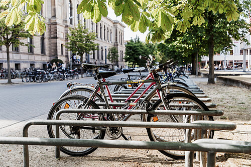 Fahrräder auf dem Campus mit dem Altgebäude im Hintergrund