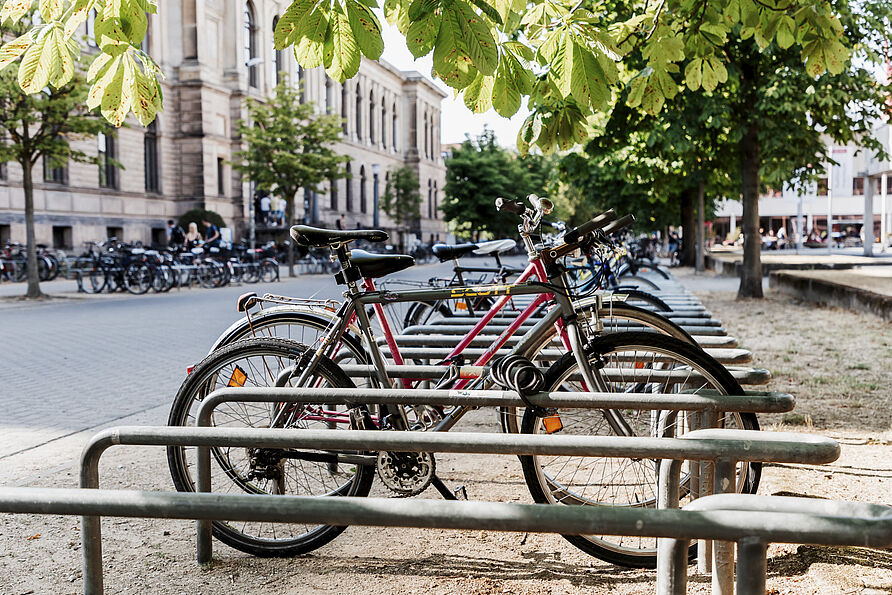 Fahrräder auf dem Campus mit dem Altgebäude im Hintergrund