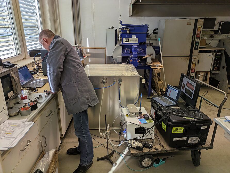 Prof. Hinrich Grothe bei Emissionsmessungen im Asphaltlabor