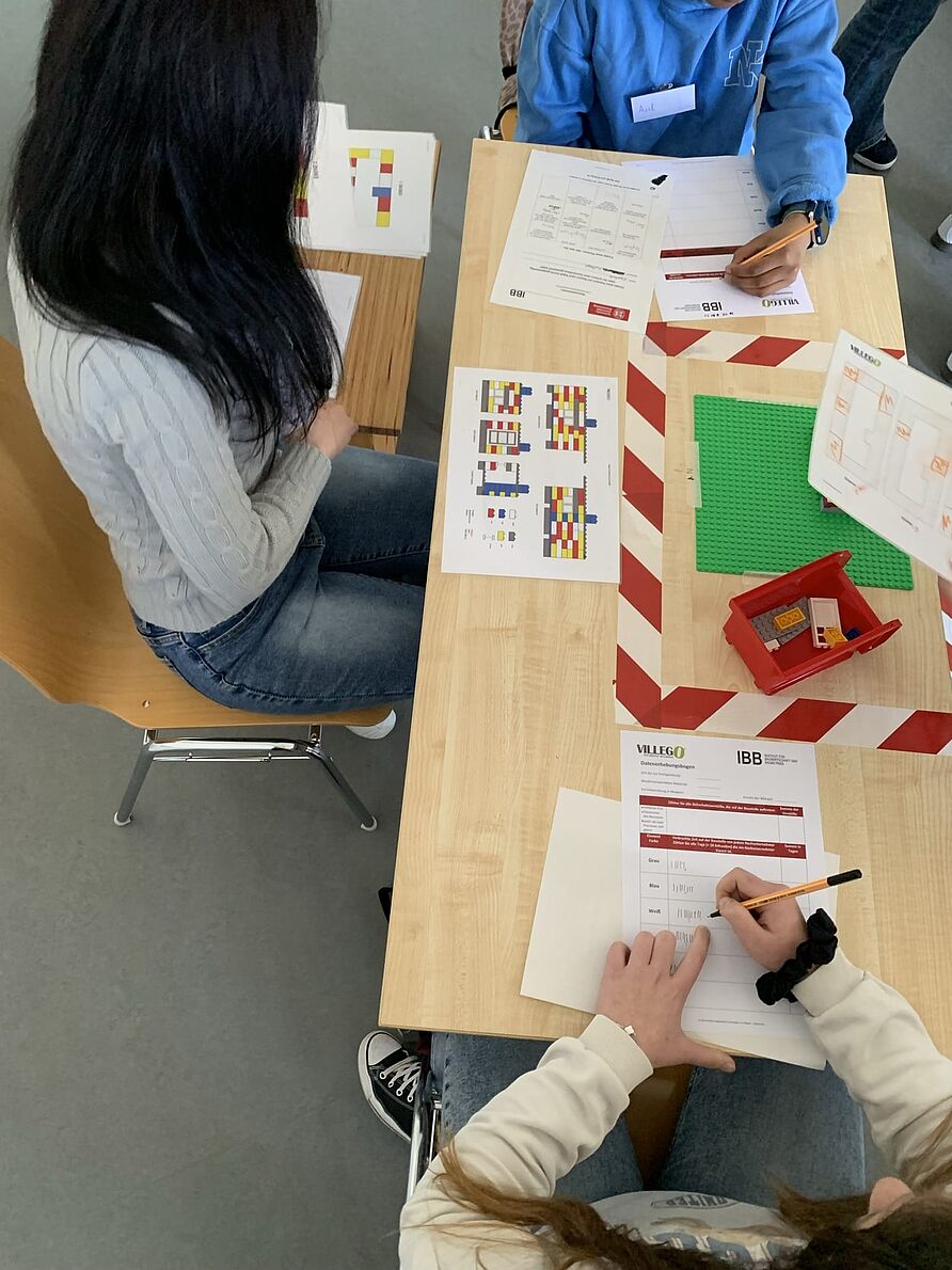 Teilnehmerinnen und Organisatoren des Girls Day 2026 im IBB während des Planspiels