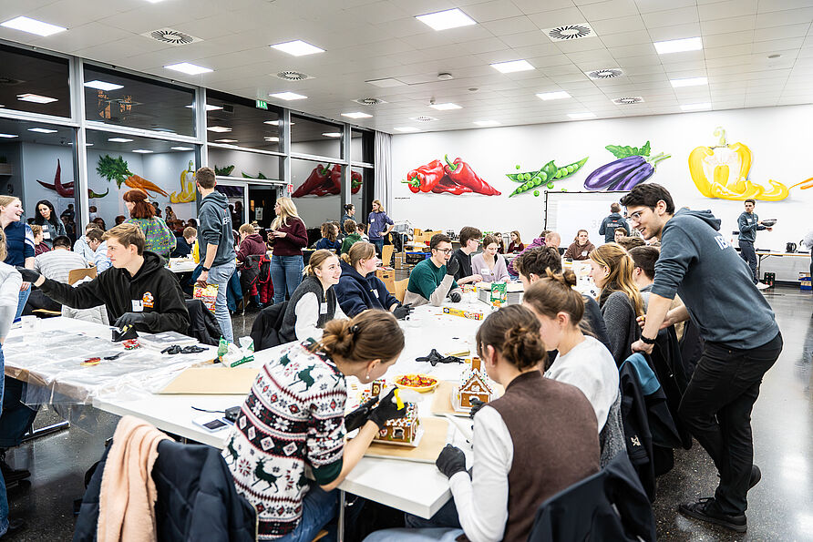 Studierende bauen gemeinsam Lebkuchenhäuser #7