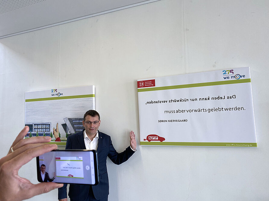 Interaktive NFF-Kunstwerke im Foyer des NFF-Forschungsgebäudes.