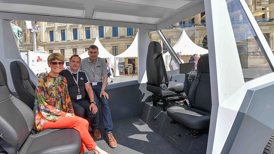 TU-Präsidentin Prof. Ittel mit Prof. Henze und Prof. Vietor im Versuchsfahrzeug RAION auf dem Schlossplatz während des "Public Day" am 3. Juni 2023 in Braunschweig.