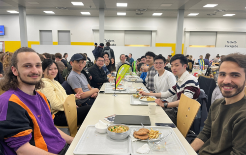Internationale Studierende essen Mittag während der Chinese Lunch Break