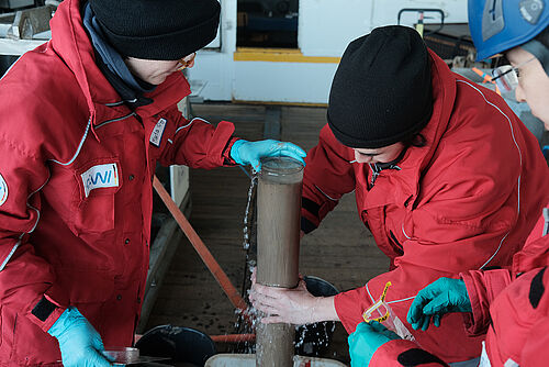 Dr. Marta Pérez Rodriguez (l.) beim Schneiden von Sedimentkernen