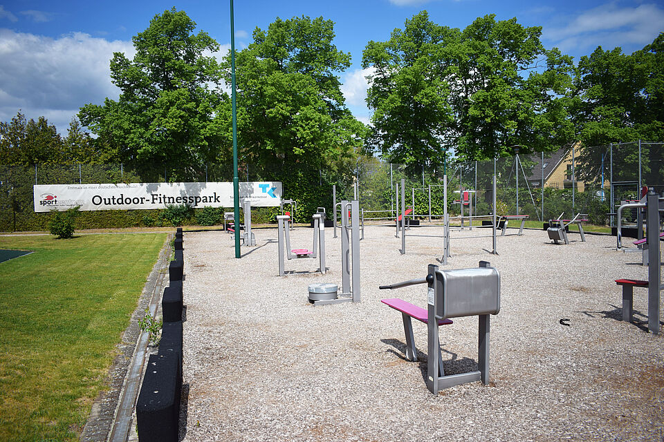 Outdoor-Fitnesspark des Sportzentrums mit blauem Himmel