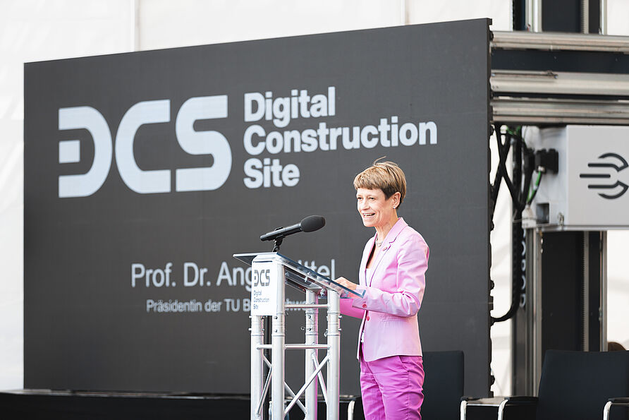 Prof. Angela Ittel spricht auf der Bühne