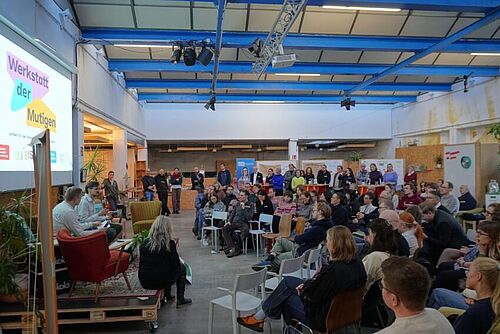Das Interesse an der ersten Werkstatt der Mutigen im DenkRaum war groß.